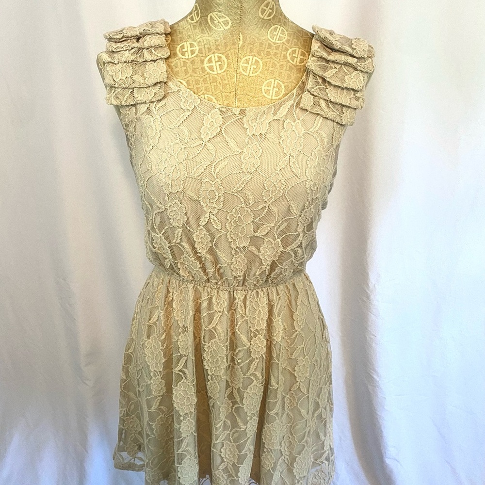 Juniors Ultra Pink Floral Cream Lace Dress, M